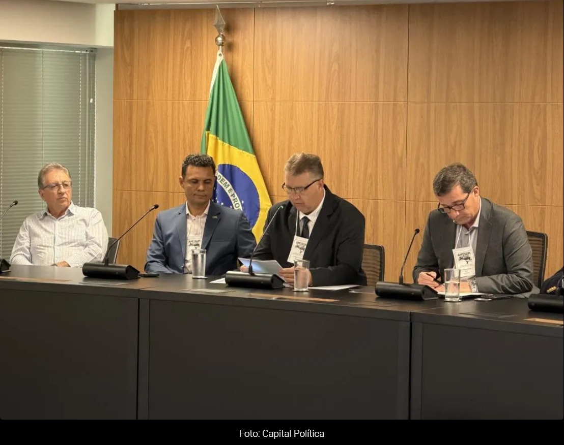 O prefeito Osmar Antônio Moreira e o vice-prefeito Ademar Alberton, de Paranaíta (MT), participam de reunião da amusuh em Brasília -DF