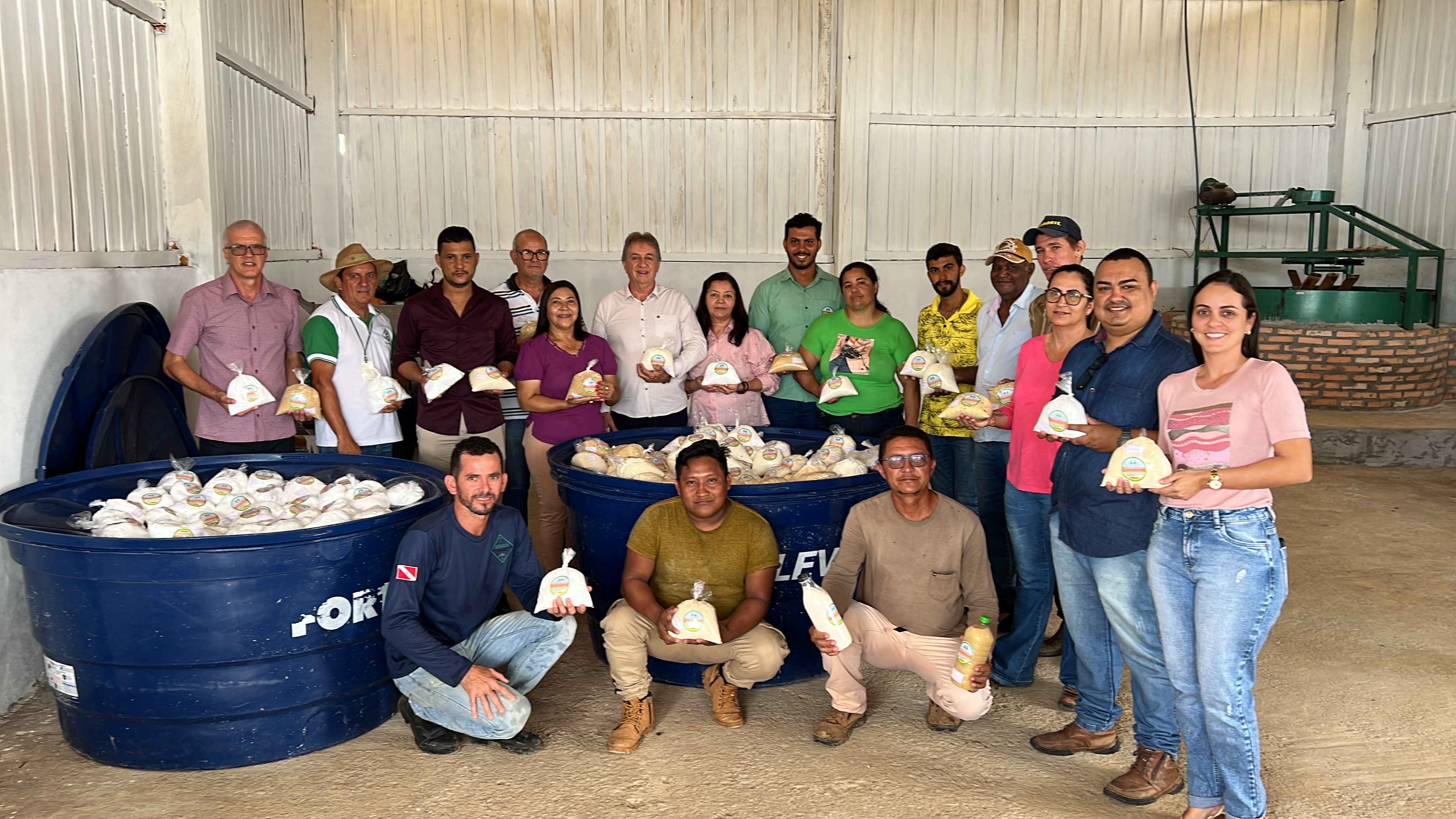 Autoridades municipais participam de exposição de produtos da farinha da Coomasp no Assentamento São Pedro